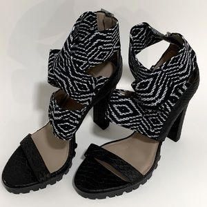 Lisa for Donald Pliner 5” Heeled  Strap Sandals Embossed Leather & Cloth size 10